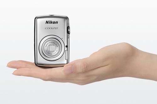 Nikon-Coolpix-S01-size-comparison